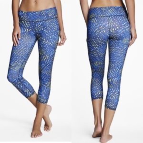 Lot of 2 Pair Fabletics Salar Capri Leggings - Picture 10 of 13